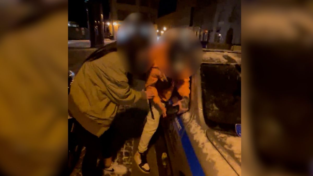 Opilci v Praze ničí policejní auta